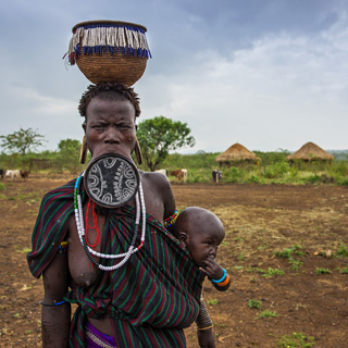 Mago - Mursi woman with lip plate and baby